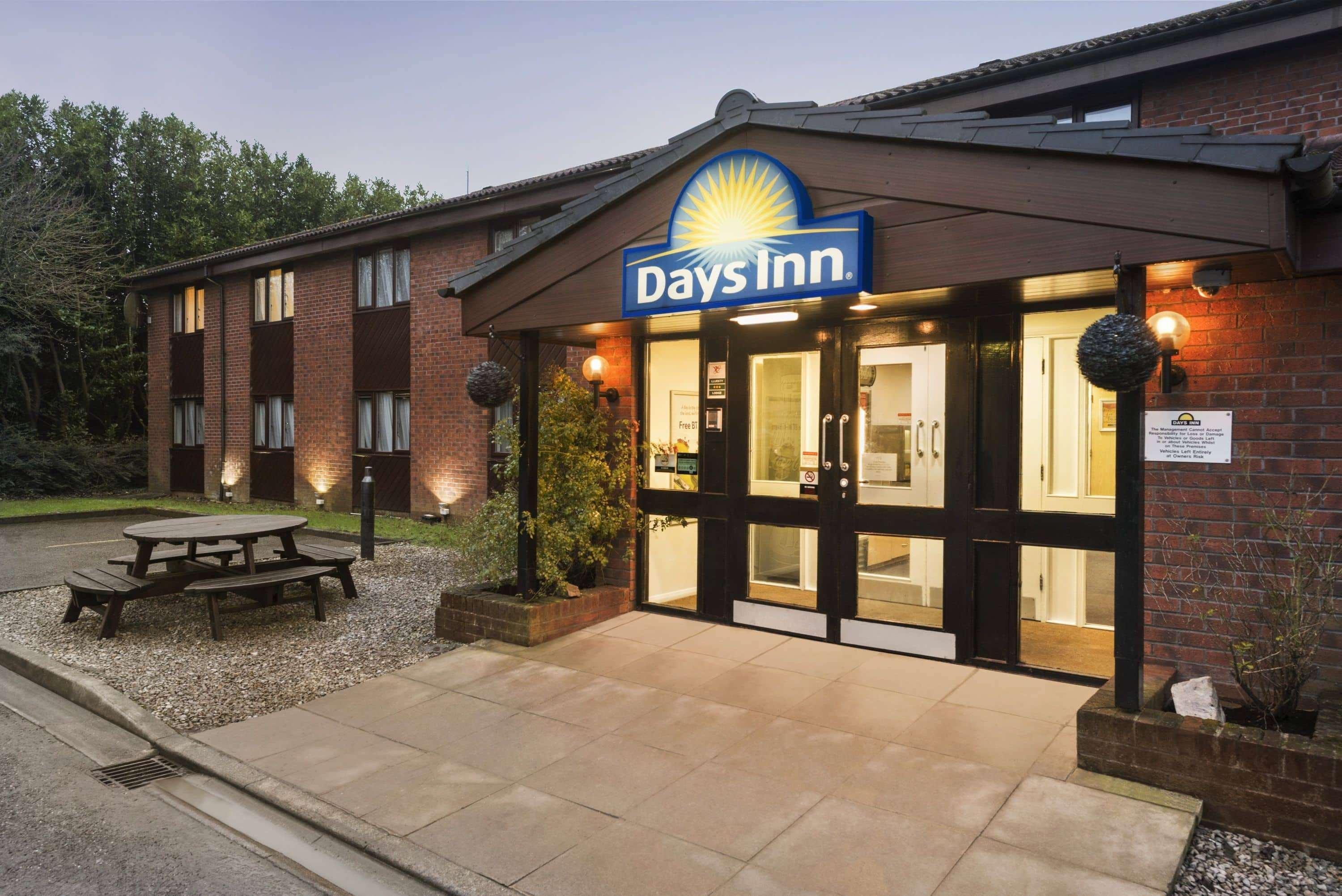 Days Inn Bridgend Cardiff Экстерьер фото